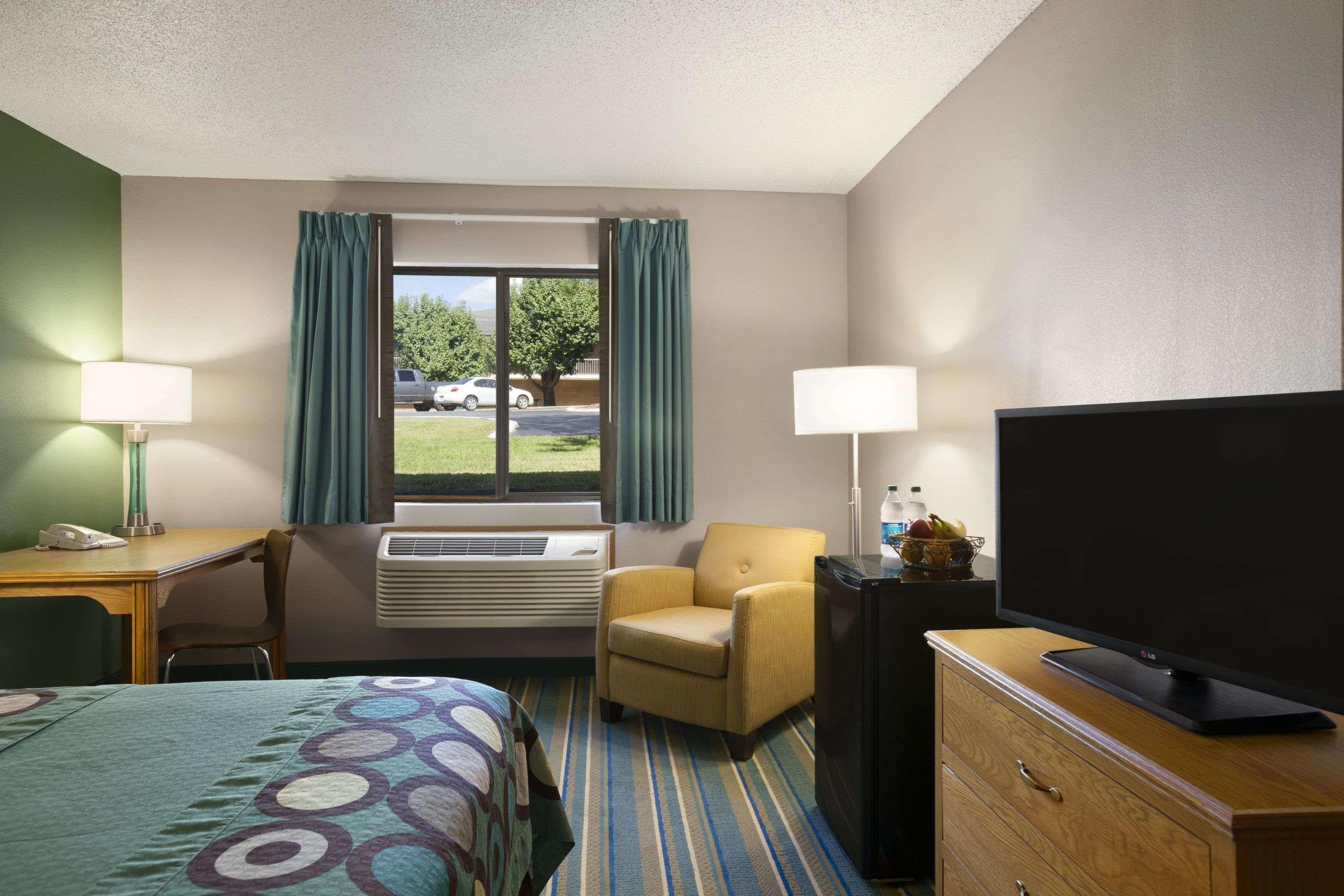 Super 8 By Wyndham Batesville Exterior photo